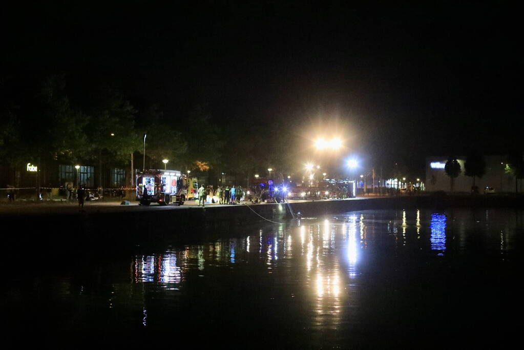Grote zoekactie nadat auto te water raakt