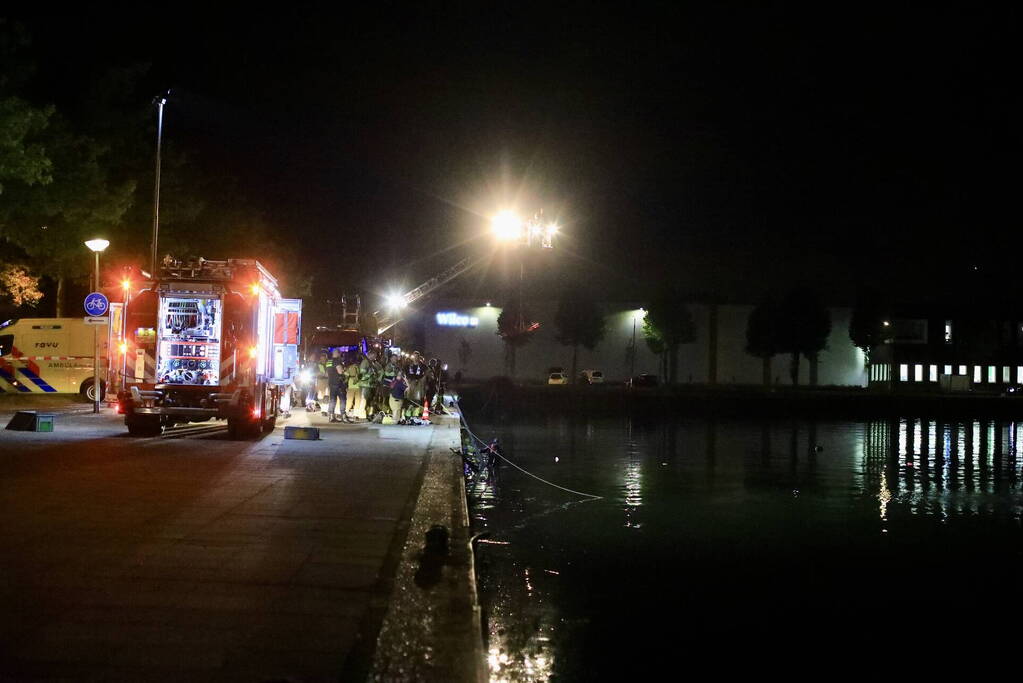 Grote zoekactie nadat auto te water raakt