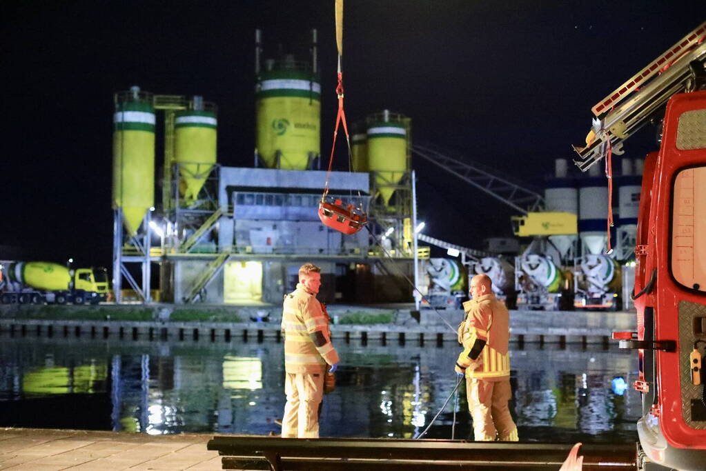 Grote zoekactie nadat auto te water raakt