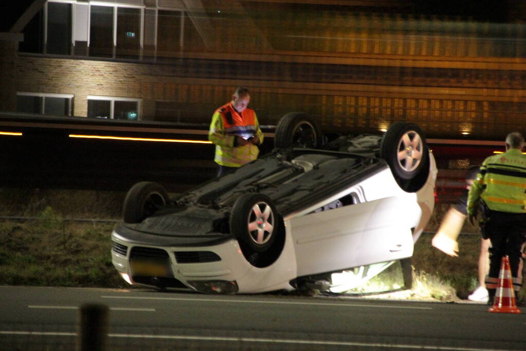 Auto slaat over de kop op snelweg