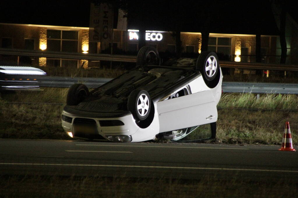 Auto slaat over de kop op snelweg