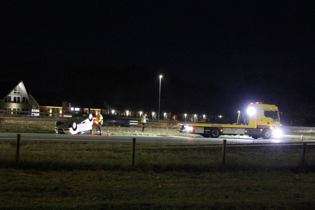 Auto slaat over de kop op snelweg