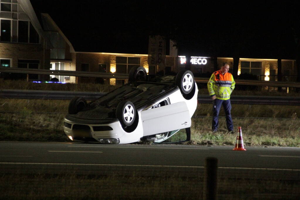 Auto slaat over de kop op snelweg
