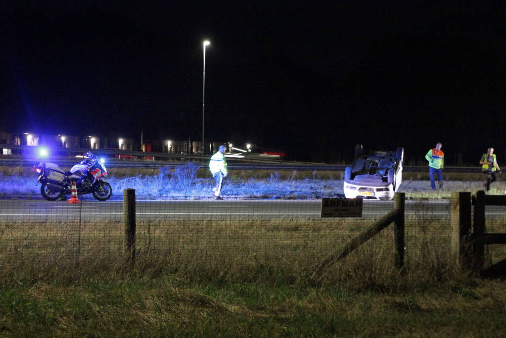 Auto slaat over de kop op snelweg