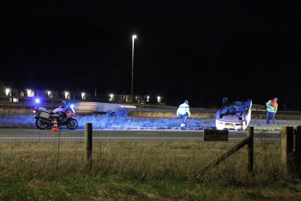 Auto slaat over de kop op snelweg