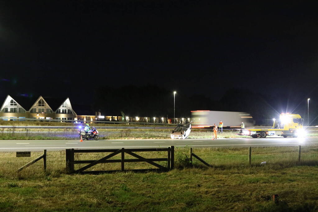 Auto slaat over de kop op snelweg