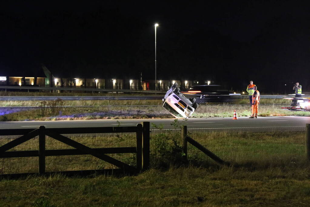 Auto slaat over de kop op snelweg
