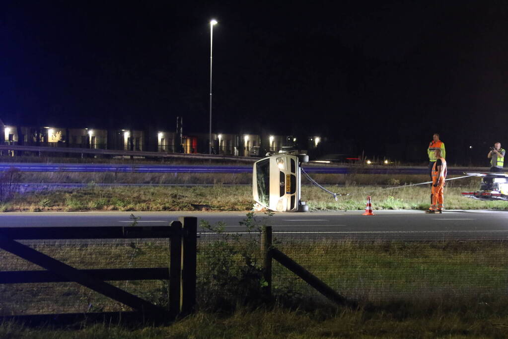 Auto slaat over de kop op snelweg