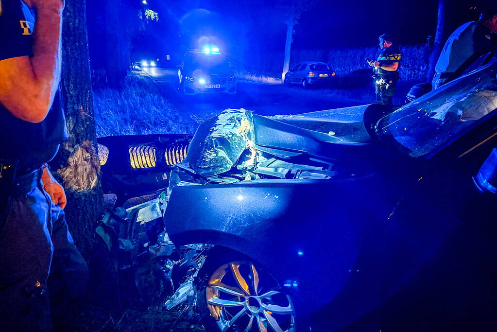 Bestuurster botst met auto tegen boom