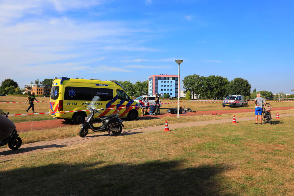 Wielrenner en scooterrijder botsen op fietspad