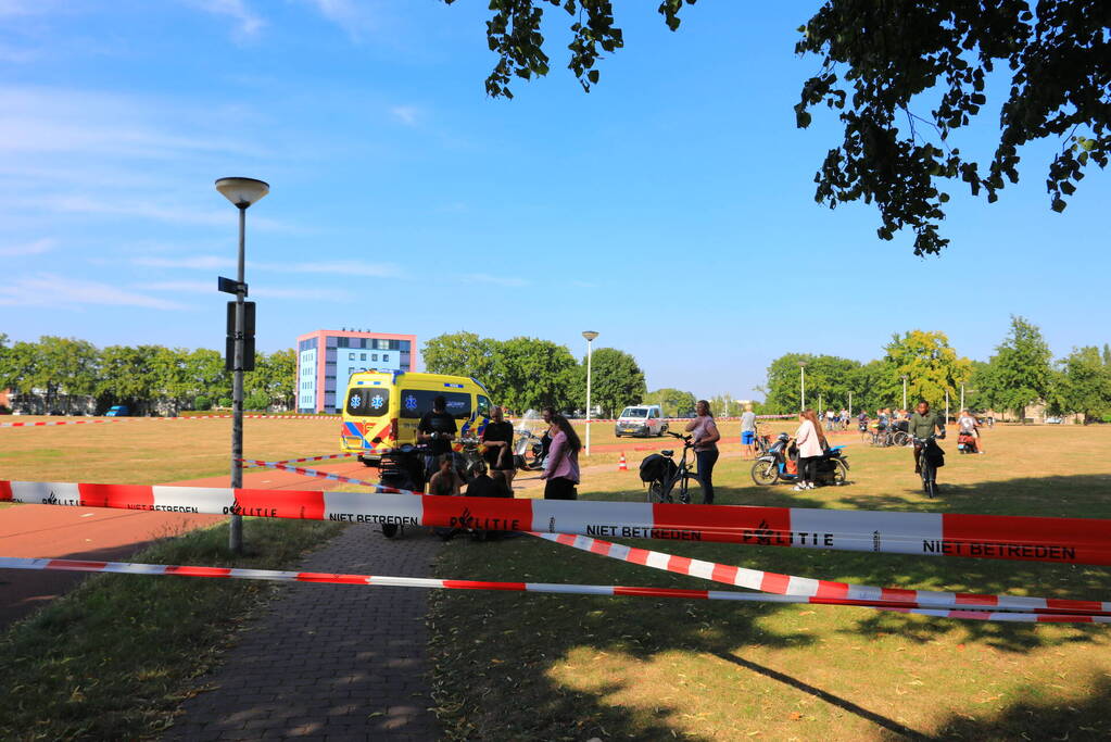 Wielrenner en scooterrijder botsen op fietspad