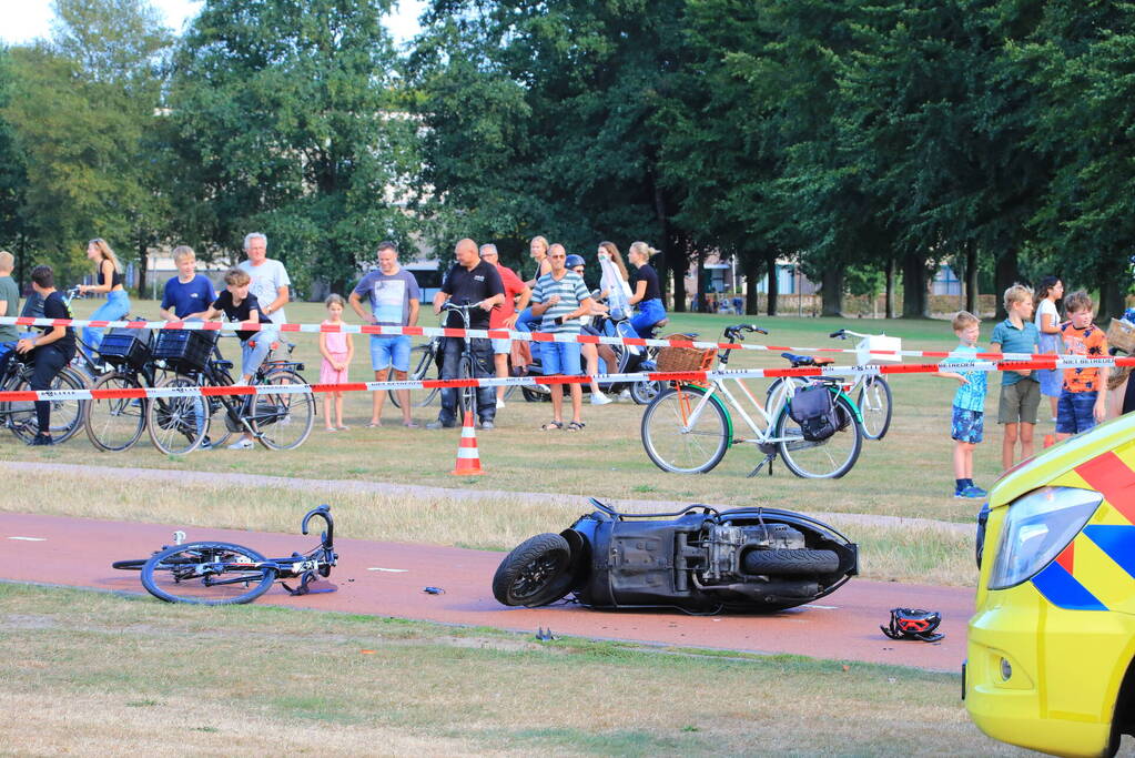 Wielrenner en scooterrijder botsen op fietspad