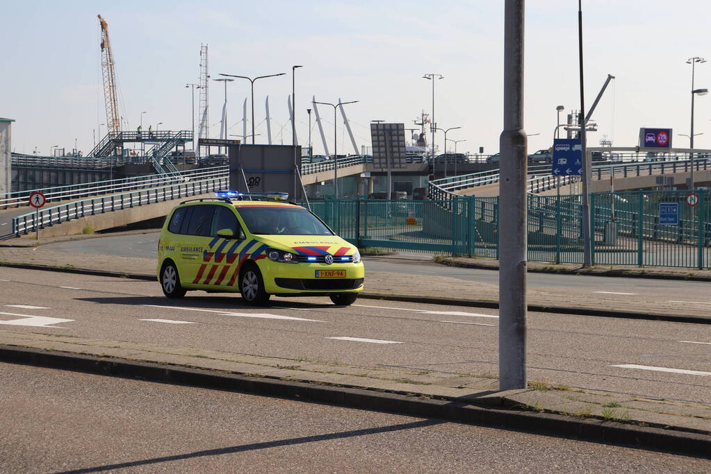 Traumahelikopter landt op terrein Koninklijke Marine voor rendez-vous