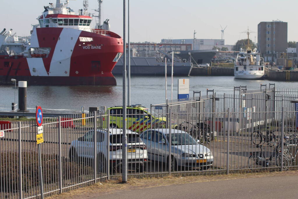 Traumahelikopter landt op terrein Koninklijke Marine voor rendez-vous