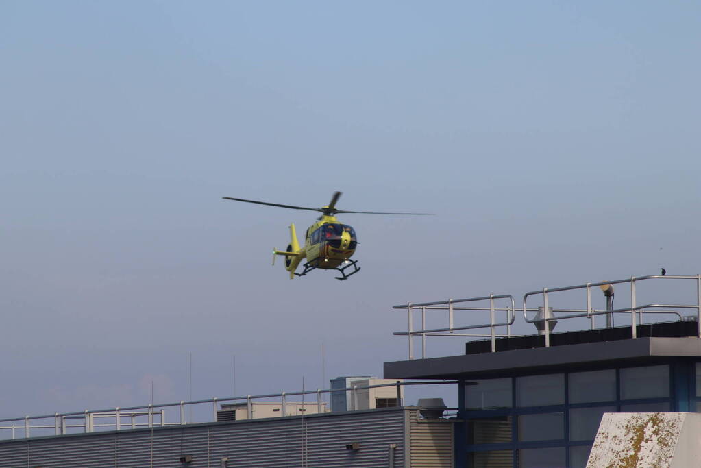 Traumahelikopter landt op terrein Koninklijke Marine voor rendez-vous