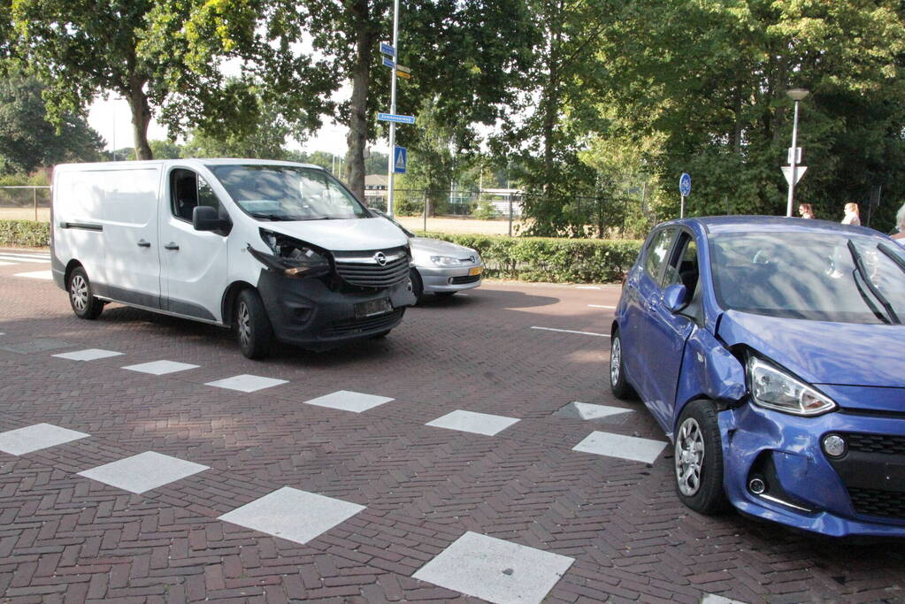 Flinke schade bij botsing tussen auto en bestelbus