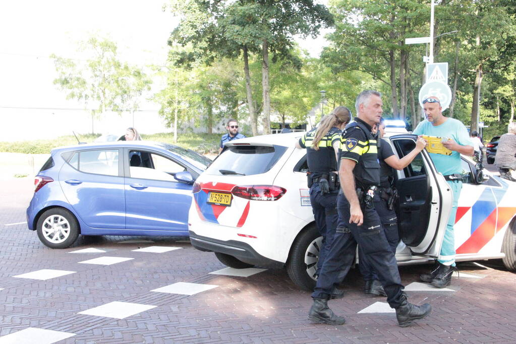 Flinke schade bij botsing tussen auto en bestelbus