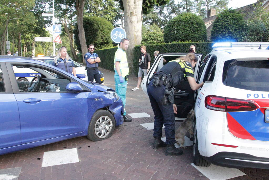 Flinke schade bij botsing tussen auto en bestelbus