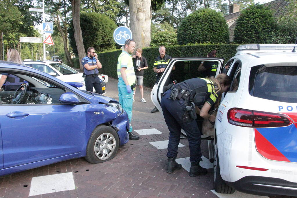 Flinke schade bij botsing tussen auto en bestelbus