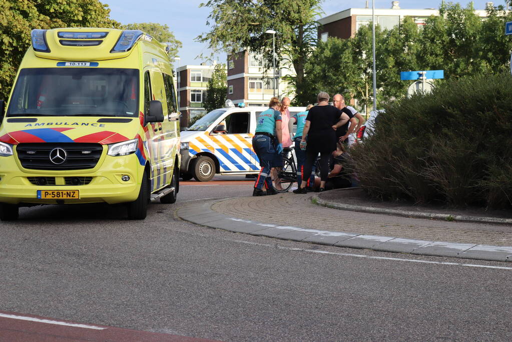 Fietser gewond bij botsing op rotonde
