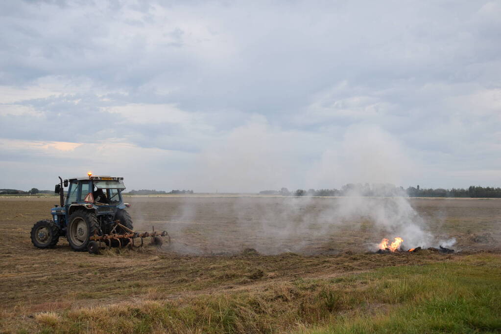 Brand door omploegen van weiland