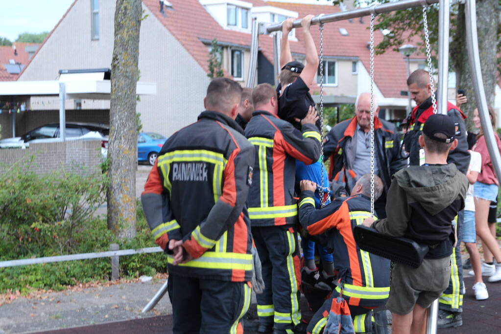Klemzittende jongen bevrijdt uit schommel