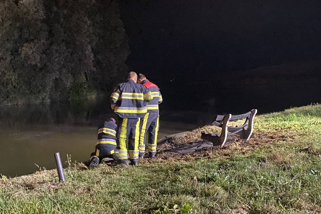 Bank vliegt in brand in buitenruimte