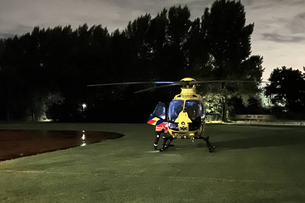 Traumateam assisteert ambulancepersoneel in woning