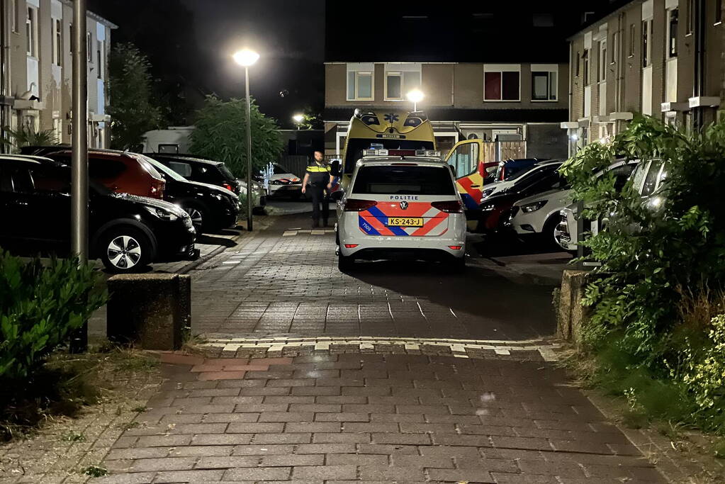 Traumateam assisteert ambulancepersoneel in woning