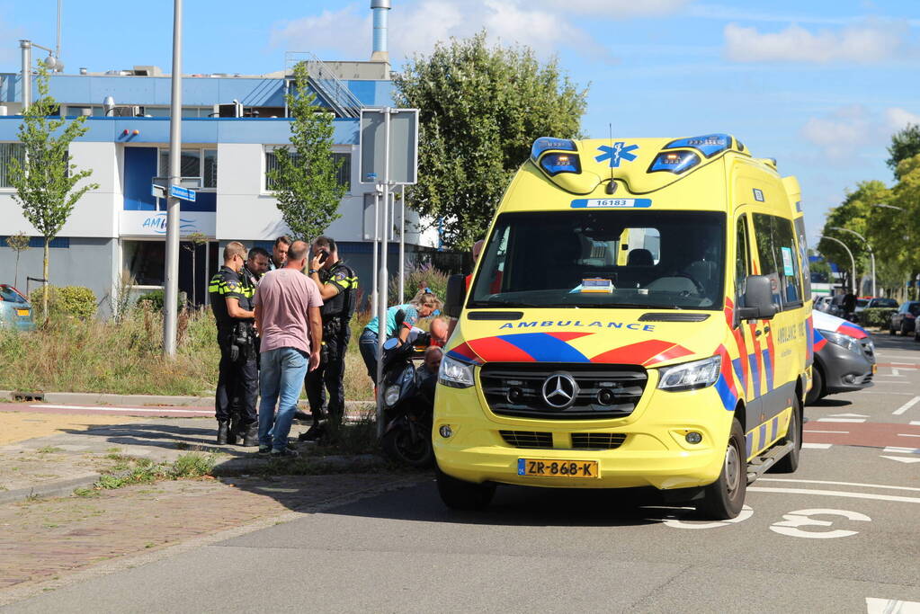 Scooterrijder aangereden door bestelbus