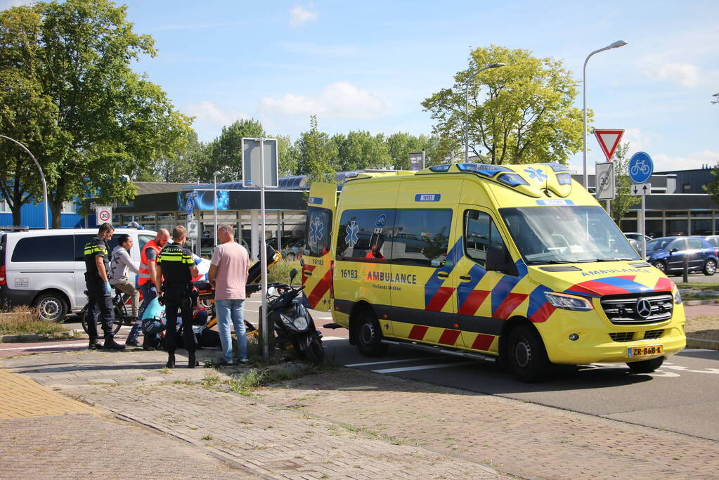Scooterrijder aangereden door bestelbus