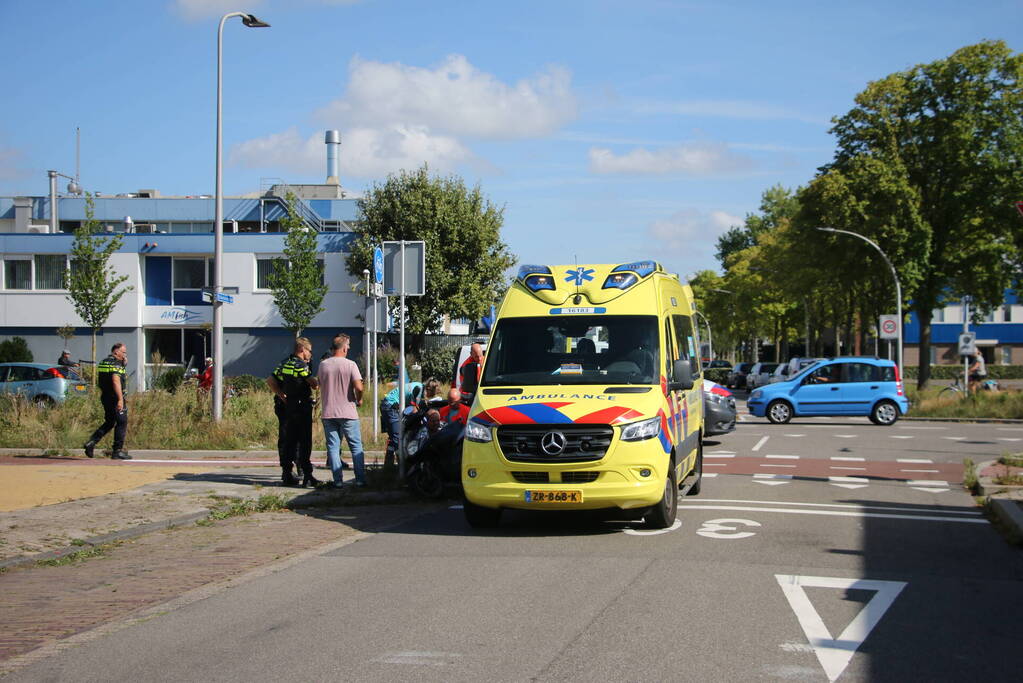 Scooterrijder aangereden door bestelbus