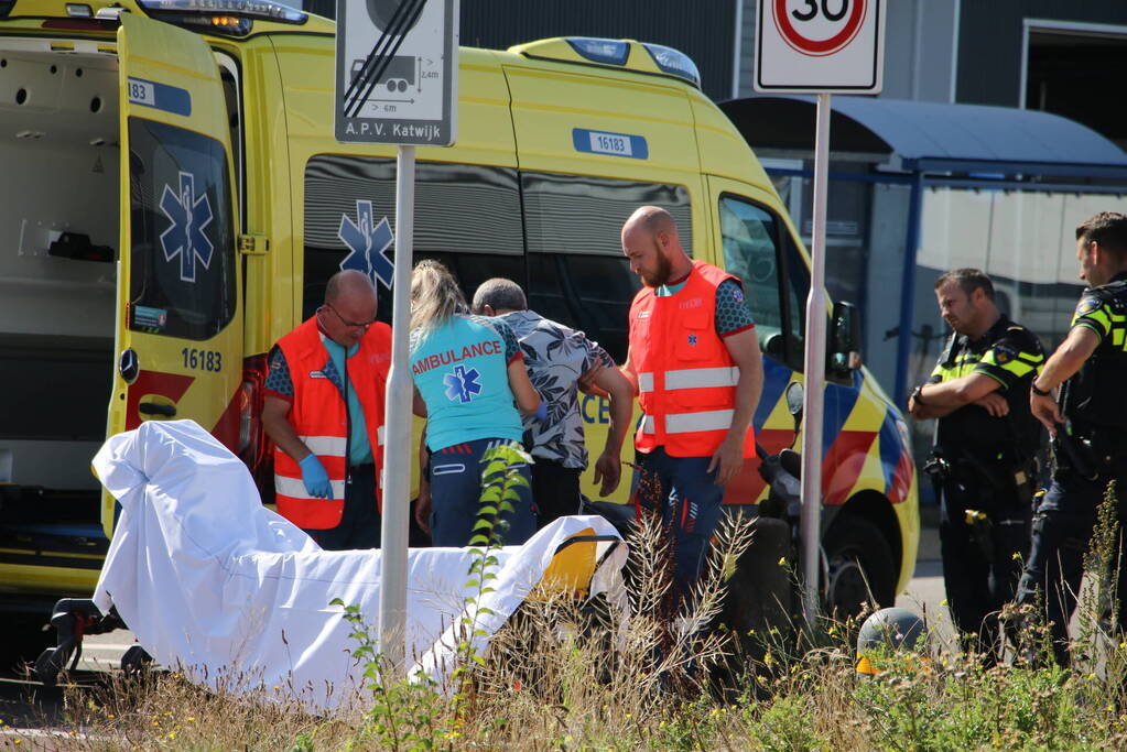Scooterrijder aangereden door bestelbus
