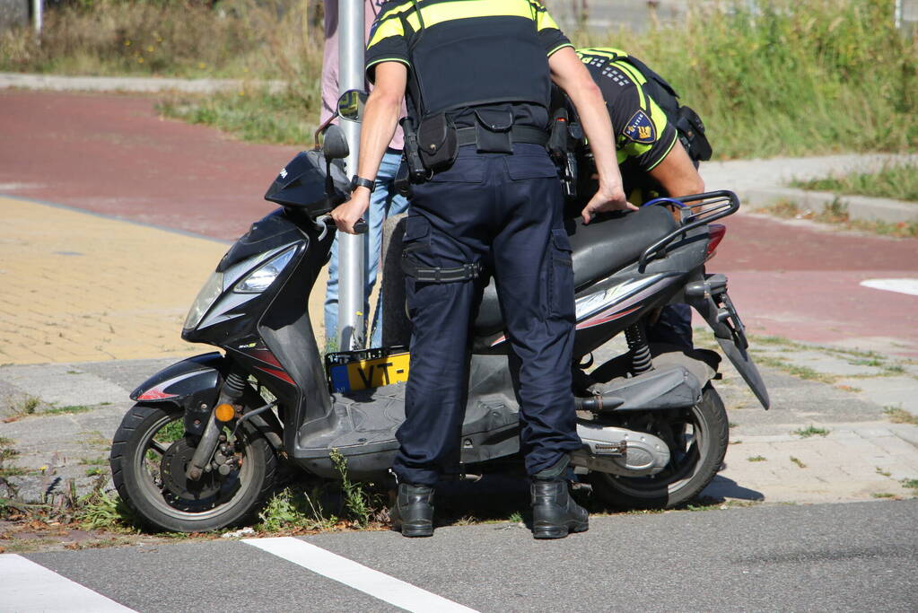 Scooterrijder aangereden door bestelbus