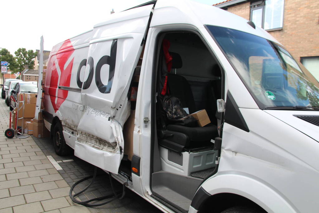 Pakketbezorger botst tegen bouwcontainer en knalt tegen woning