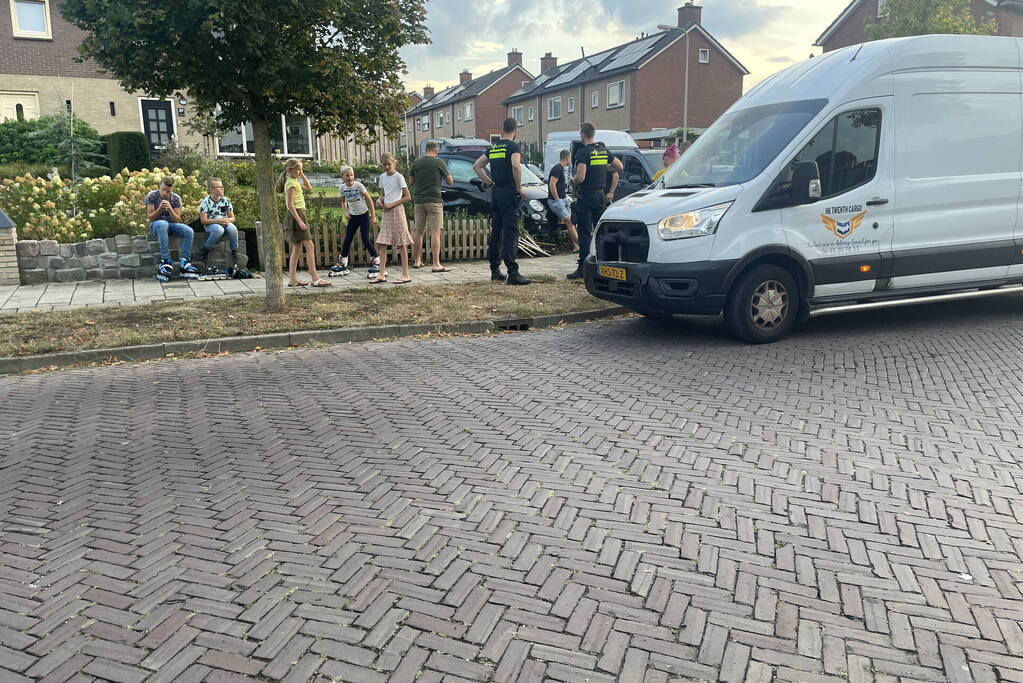 Auto belandt in tuin na aanrijding