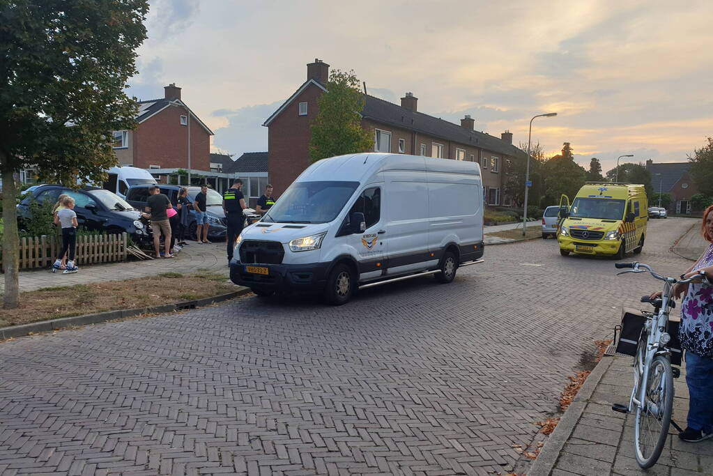 Auto belandt in tuin na aanrijding