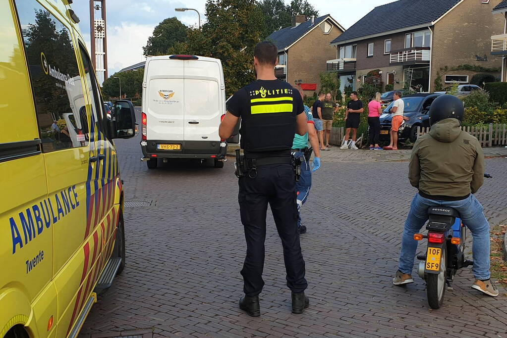 Auto belandt in tuin na aanrijding