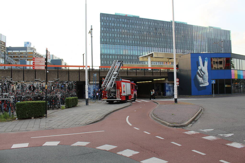 Scooter uitgebrand bij fietsenstalling