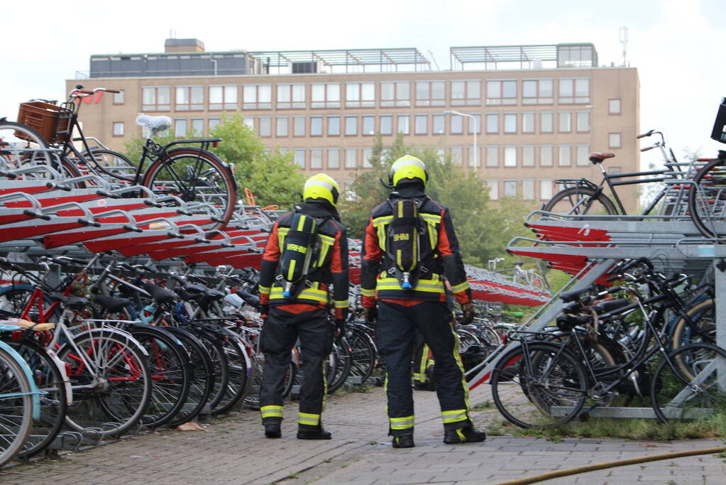 Scooter uitgebrand bij fietsenstalling