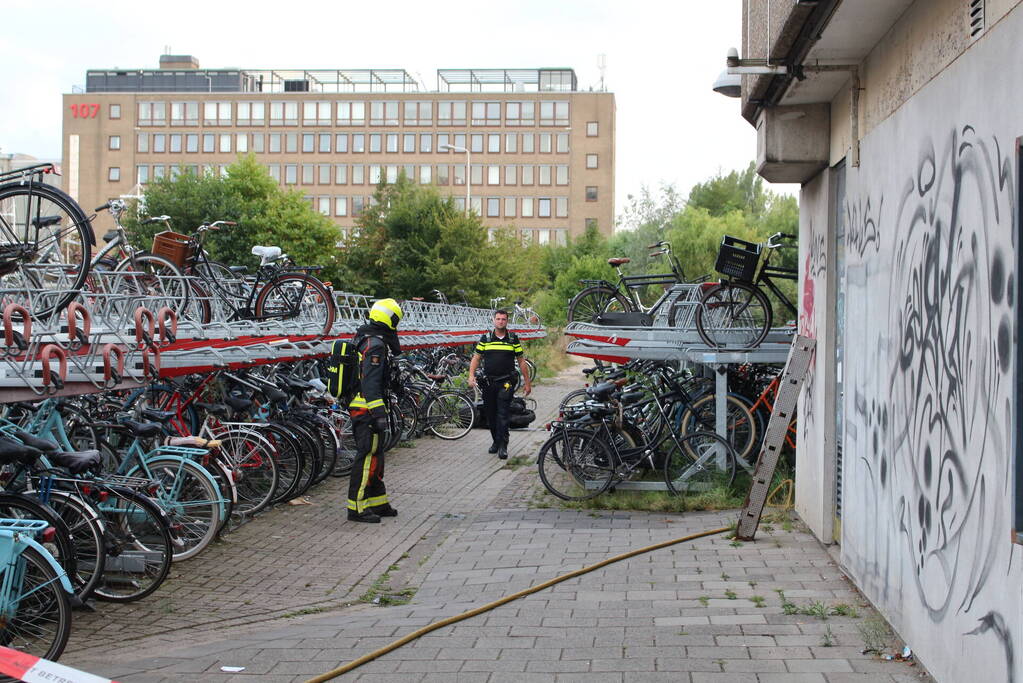 Scooter uitgebrand bij fietsenstalling