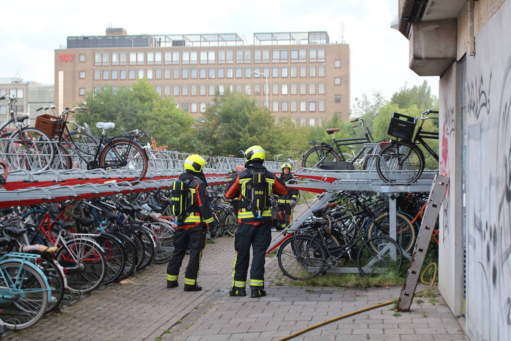 Scooter uitgebrand bij fietsenstalling