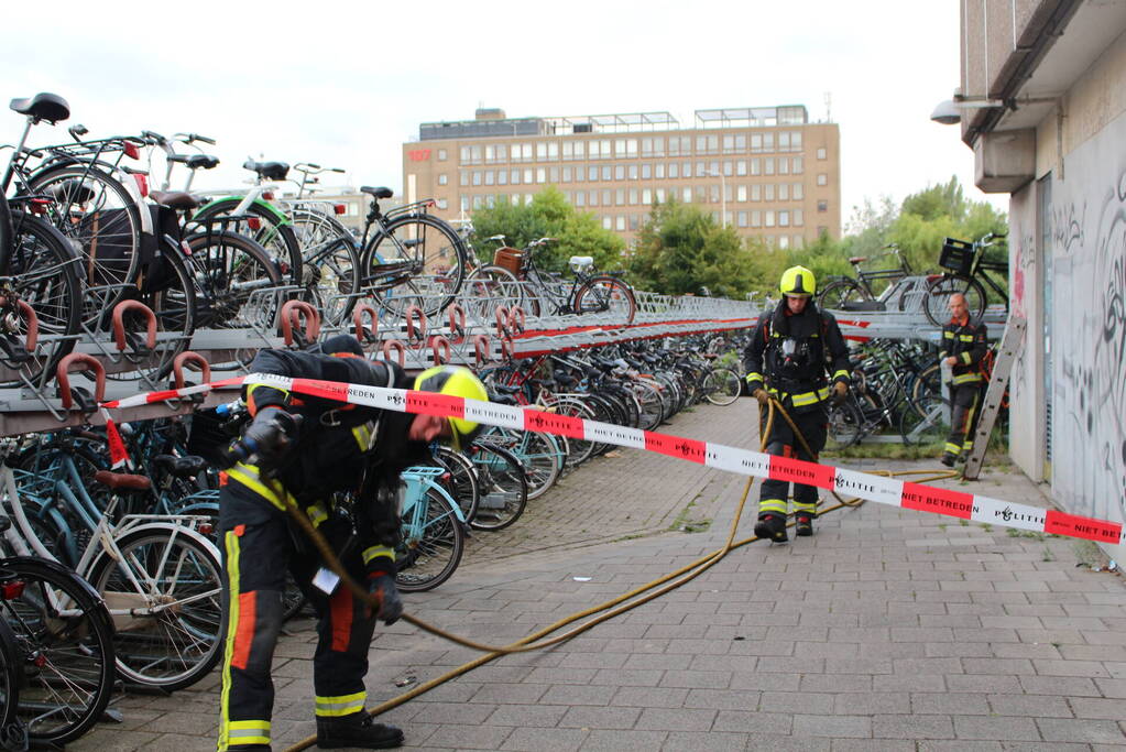 Scooter uitgebrand bij fietsenstalling