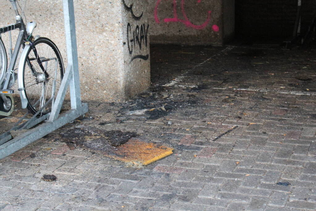 Scooter uitgebrand bij fietsenstalling