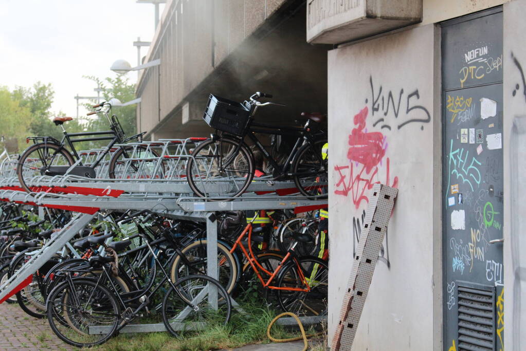 Scooter uitgebrand bij fietsenstalling