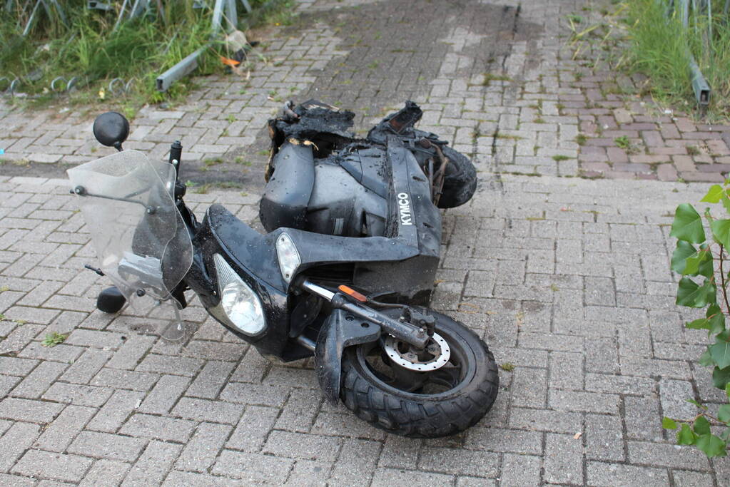 Scooter uitgebrand bij fietsenstalling