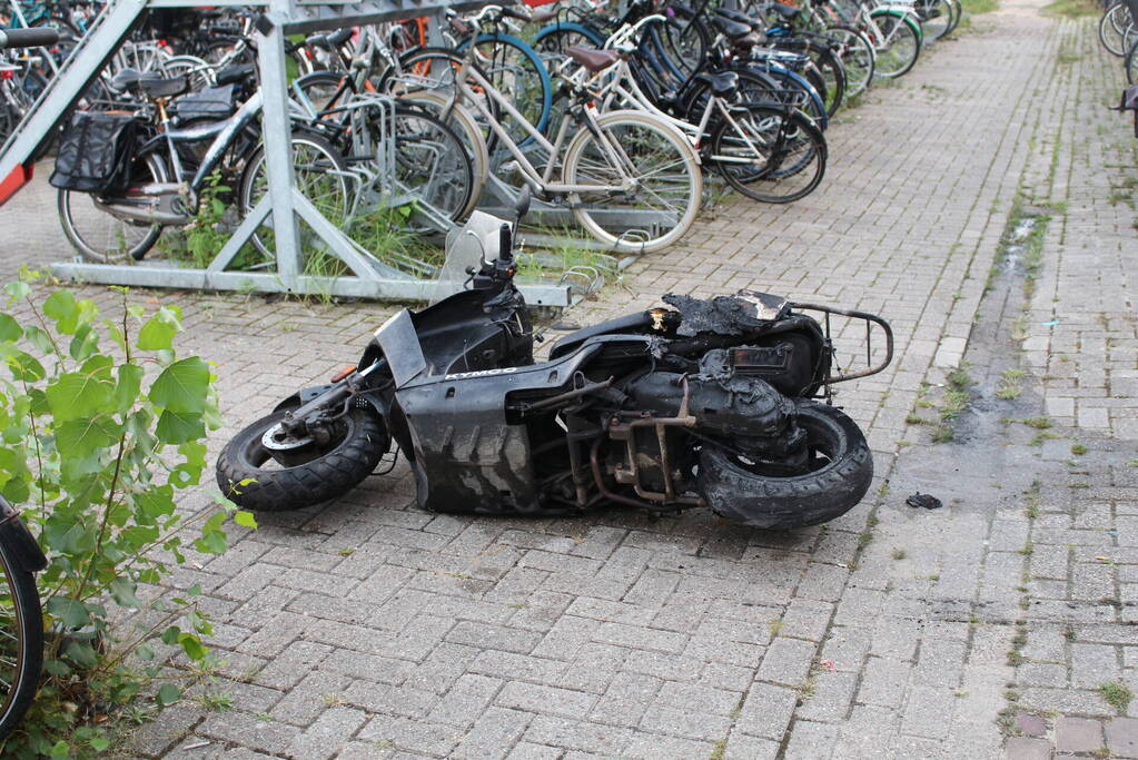Scooter uitgebrand bij fietsenstalling