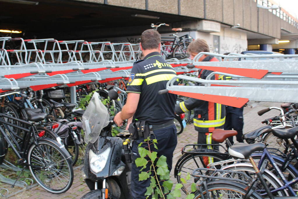 Scooter uitgebrand bij fietsenstalling