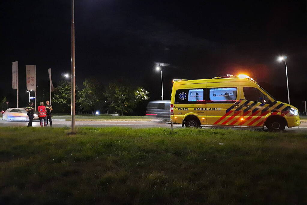 Scooterrijdster onderuit door glad wegdek