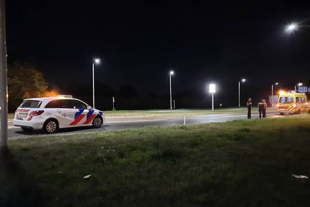 Scooterrijdster onderuit door glad wegdek